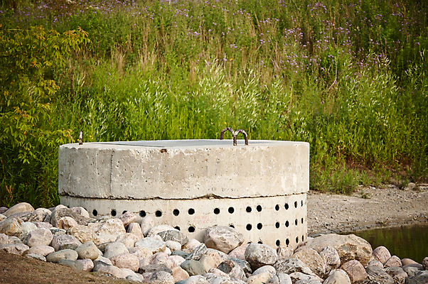 포토 JPG 해외이미지 공원 사람없음 야외 가로 물 환경 사진촬영 연못 구멍 홍수 생태계 암초 수납 콘크리트 해외202004 해외포토 자연요소 공공시설 촬영 자연재해 파일형식 이미지허브