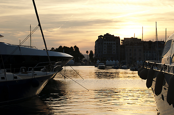 포토 JPG 해외이미지 구름 유럽 스포츠 바다 여행 요트 하늘 휴가 취미 해변 사람없음 물 파란색 컬러풀 반사 항구 축제 프랑스 도시 보트 재산 영화관 지중해 정박 언덕 휴양지 포트 타운 부둣가 돛대 프랑스어 프로방스 해외202004 해외포토 자연요소 문자 나라 컬러 배_교통 교통시설 금융 장소 극장 파일형식 이미지허브