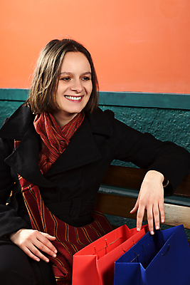 포토 JPG 해외이미지 백인 1 여자 행복 유럽 얼굴 벤치 가방 휴식 한명 웃음 사람 앉기 성인 야외 세로 쇼핑 머리 사진촬영 흰색 만족 싱글 긍정 혼자 해외202004 해외포토 서양인 잡화 감정 나라 컬러 컨셉 의자 모션 표정 신체부위 촬영 파일형식 이미지허브