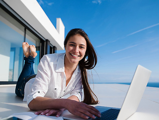 포토 JPG 해외이미지 전신 응시 여자 엎드리기 창문 하늘 한명 성인 야외 책 노트북 비즈니스우먼 다리들기 야외테라스 성인여자한명만 해외포토 1 시선 비즈니스 모션 사람 전자제품 발코니 직장인 여자한명만 성인여자만 파일형식 이미지허브