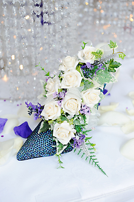 포토 JPG 해외이미지 전통 꽃 결혼 신발 꽃무늬 탁자 사랑 사람없음 장식 컬러풀 장미 보라색 활발 흰색 우아함 배열 제비꽃 묘사 설정 접수 정중 해외202004 해외포토 식물 감정 컬러 가구 컨셉 무늬 이벤트 파일형식 이미지허브