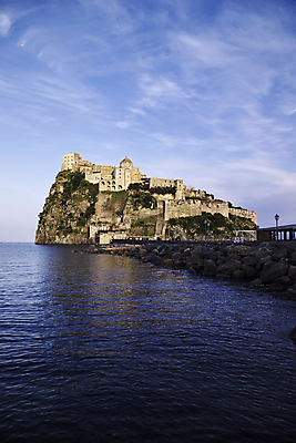 포토 JPG 해외이미지 나무 유럽 바다 섬 여행 요트 건축양식 자연 하늘 호텔 휴가 풍경 사람없음 야외 초록색 물 여름 컬러풀 태양 맑음 봄 이탈리아 도시 만 보트 성 역사 지중해 타운 아라곤 남쪽 나폴리 해외202004 해외포토 자연요소 식물 건축물 계절 건축 나라 컬러 배_교통 숙소 날씨 스페인 방향 생태계 파일형식 이미지허브