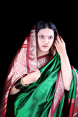 포토 JPG 해외이미지 모델 전통 응시 옷 여자 행복 문화 포즈 목걸이 관리 한명 동양인 초록색 분노 표현 황금 인도인 스마트 조절 노려봄 사리 접기 해외202004 해외포토 외국인 1 시선 감정 컬러 컨셉 장신구 모션 표정 사람 인종 파일형식 이미지허브