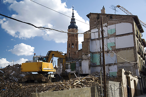 포토 JPG 해외이미지 거리 주택 사람없음 건물 교회 마을 탑 도시 업무 스페인 굴착기 전화기 타일 전쟁 봉 아라곤 개선 파멸 해외202004 해외포토 건축물 유럽 컨셉 종교건축 작업 중장비 파일형식 소멸 이미지허브
