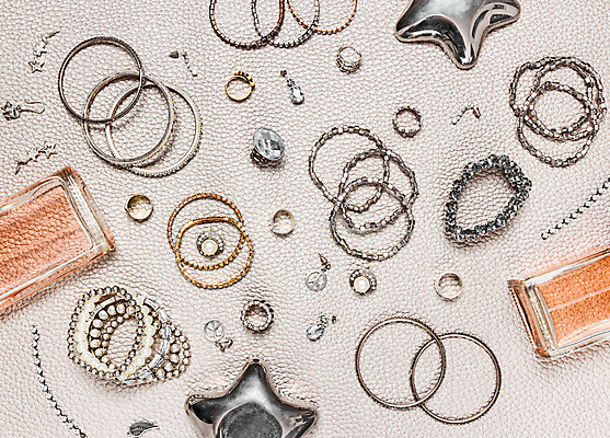 포토 JPG 해외이미지 디자인 여자 별 분홍색 백그라운드 목걸이 장신구 팔찌 사람없음 장식 가로 빛 상자 유행 금속 귀걸이 반지 화려 고급 우아함 은색 가죽 보석 수집 구슬 향수 질감 쾰른 파스텔톤 팬던트 스타일 해외202004 해외포토 자연요소 컬러 컨셉 재질 독일 사람 화장품 광석 파일형식 이미지허브