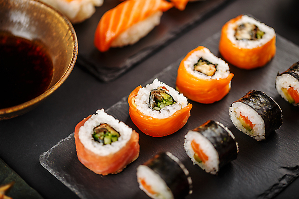 포토 JPG 해외이미지 검은배경 실내 사람없음 초밥 간장 일렬 종지 김초밥 돌판 롤스시 연어초밥 일본음식 해외202004 해외포토 그릇 음식 백그라운드 내부 검은색 돌_바위 양념 연어 파일형식 이미지허브