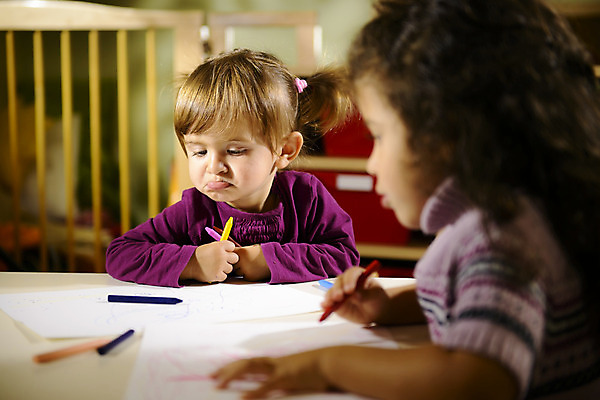 포토 JPG 해외이미지 백인 1 여자 교육 종이 어린이 놀이 실내 사람 두명 연필 유치원 슬픔 게임 표현 아기 입 그리기 집중 명상 고민 그림 크레파스 걸음마 해외202004 해외포토 서양인 감정 컨셉 모션 학용품 내부 신체부위 필기구 파일형식 이미지허브