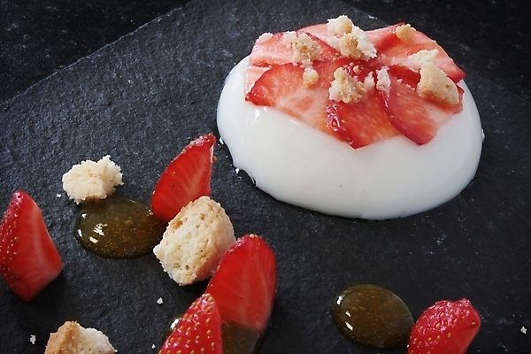 포토 JPG 해외이미지 그릇 접시 유럽 과일 딸기 디저트 사람없음 식사 저녁식사 베리 푸딩 프랑스어 점심식사 바닐라 석판 해외202004 해외포토 문자 식기 나라 음식 파일형식 이미지허브