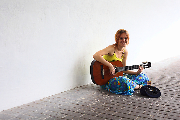 포토 JPG 해외이미지 백인 여자 유럽 도로 줄 음악 놀이 거리 한명 사람 앉기 가로 동전 음악가 흰색 기구 기타 가난 구걸 뮤지컬 카피스페이스 해외202004 해외포토 서양인 직업 1 나라 길 컬러 컨셉 돈 교통시설 모션 현악기 문화예술 공백 파일형식 이미지허브