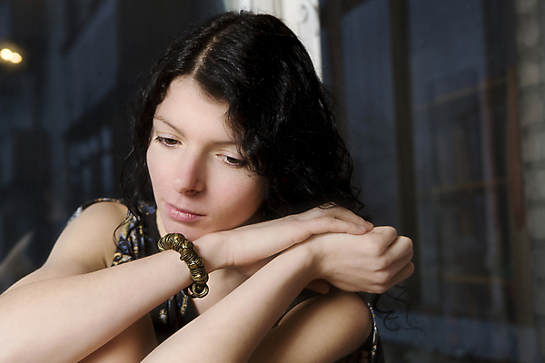 포토 JPG 해외이미지 응시 중년 생각 갈색머리 한명 성인 문 싱글 섬광 심각 우울감 해외202004 해외포토 1 헤어스타일 시선 감정 컨셉 사람 파일형식 이미지허브