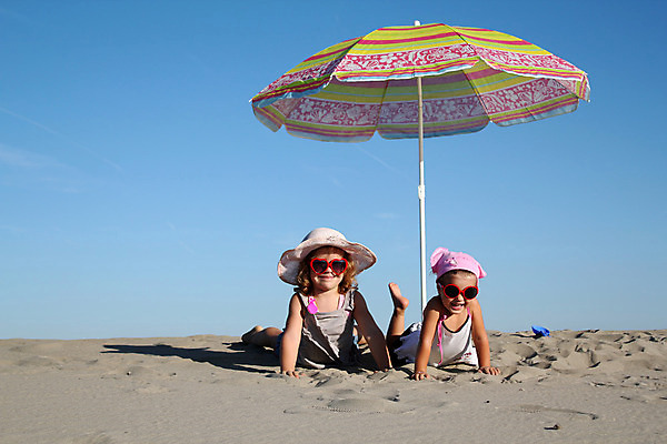 포토 JPG 해외이미지 백인 응시 여자 딸 행복 어린이 모래 2 휴가 미소 사람 두명 여름 파란색 청춘 선글라스 흰색 아래 가림막 해외202004 해외포토 서양인 시선 계절 감정 안경 컬러 컨셉 가족 표정 방향 위치 파일형식 이미지허브