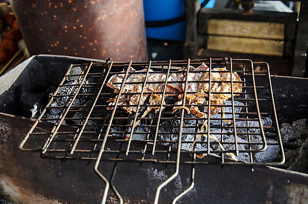 포토 JPG 해외이미지 동물 전통 아시아 문화 음식 백그라운드 태국 거리 건조 건강 요리 동양인 사람없음 야외 흰색 신선 뜨거움 시장 그릴 먹기 해산물 오징어 날것 숯 해외202004 해외포토 나라 컬러 모션 주방용품 연체동물 인종 수중동물 파일형식 이미지허브
