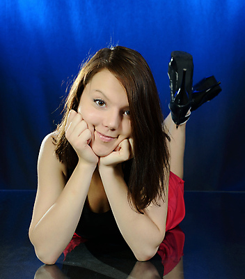 포토 JPG 해외이미지 백인 1 응시 여자 갈색머리 실내 관리 한명 사람 성인 파란색 반사 어둠 가득함 슛 길이 거짓말 해외202004 해외포토 서양인 헤어스타일 시선 컬러 내부 파일형식 이미지허브