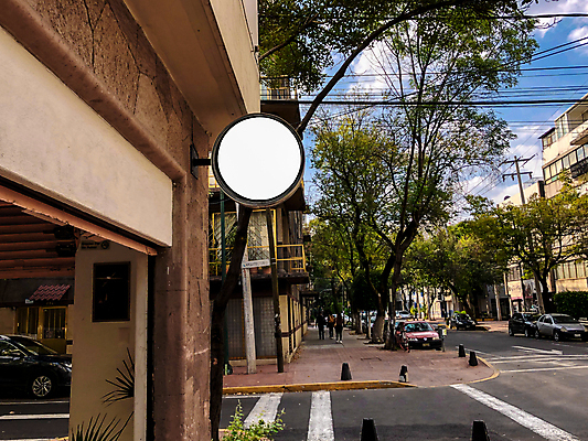 포토 JPG 해외이미지 나무 포스터 통신 거리 간판 광고판 선물 사람없음 야외 상점 공백 방 흰색 도시 표지판 원형 메시지 심볼 사인 상업 쇼 문학 내추럴 마케팅 목업 카피스페이스 브랜딩 미니멀 해외202004 해외포토 도형 식물 컬러 알림판 판 파일형식 이미지허브