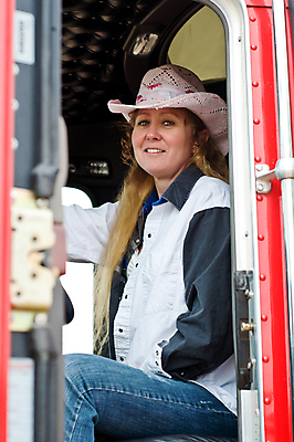 포토 JPG 해외이미지 여자 분홍색 노동자 한명 내부 빨간색 문 운전사 택시 짐차 해외202004 해외포토 직업 1 컬러 승용차 자동차 사람 파일형식 이미지허브