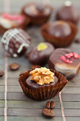 포토 JPG 해외이미지 사탕 사람없음 세로 초콜릿 어둠 견과류 닫기 묘사 호두 피스타치오 억울 해외202004 해외포토 감정 모션 디저트 파일형식 이미지허브