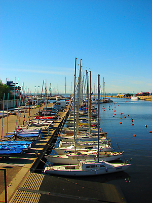 포토 JPG 해외이미지 바다 요트 휴가 항해 사람없음 여름 파란색 항구 장비 도시 만 그룹 재산 크루즈 조선소 함선 승객 타운 스카이라인 돛대 해외202004 해외포토 계절 산업 컬러 배_교통 교통시설 금융 파일형식 이미지허브