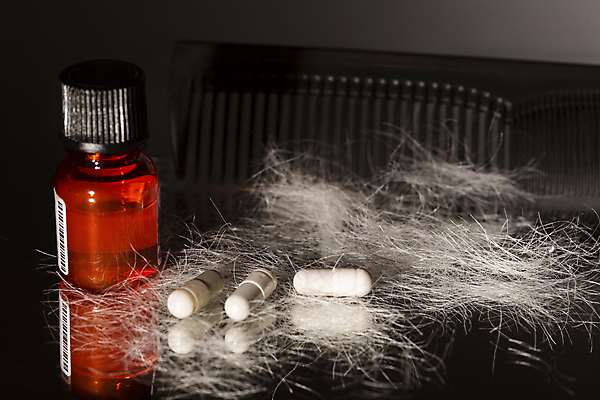 포토 JPG 해외이미지 검은배경 사람없음 뷰티 알약 머리카락 머리빗 약병 두피케어 치료제 탈모 탈모클리닉 해외202004 탈모예방 해외포토 백그라운드 약 머리 검은색 미용용품 예방 클리닉 헤어관리 증상 병_담는 파일형식 이미지허브