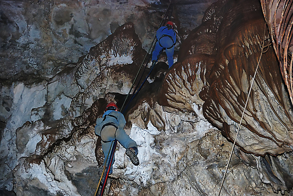 포토 JPG 해외이미지 라이프스타일 커플 밧줄 스포츠 2 자연 실내 사람 사람없음 두명 뒷모습 세로 컬러풀 어둠 탐험 도전 동굴 위험 익스트림스포츠 모험가 암초 탐사 발견 종유석 해외202004 해외포토 줄 뷰포인트 컬러 컨셉 관계 내부 생활 생태계 파일형식 이미지허브