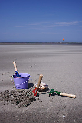 포토 JPG 해외이미지 모래 바다 자연 바닥 건조 해변 사람없음 장난감 낟알 모래언덕 삽 양동이 만족 국자 먼지 갈퀴 해외202004 해외포토 감정 주방용품 언덕 생태계 파일형식 이미지허브