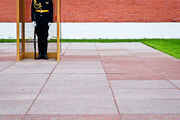 포토 JPG 해외이미지 전통 무기 벽 여행 유니폼 서기 경비 사람 사람없음 파란색 여행객 재킷 궁전 총 역사 군용 러시아 육군 병정 러시아인 의무 장교 전국 제국 해외202004 해외포토 서양인 옷 유럽 컬러 고건축 모션 군대 안전 외투 보호 파일형식 이미지허브