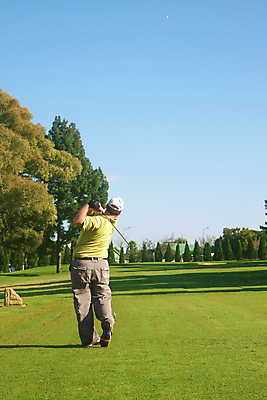 포토 JPG 해외이미지 나무 식물 백인 직업 남자 스포츠 신발 셔츠 골프 바지 공 자연 놀이 하늘 한명 풍경 취미 야외 초록색 여름 파란색 우주 운전 게임 운전사 골퍼 목표 큼 강의 연습 그네 클럽 슛 기어 골프티 때리기 스트라이크 운동가 타격 페어웨이 플레이어 해외202004 해외포토 서양인 1 계절 컬러 컨셉 상의 모션 하의 운동선수 골프용품 사람 구기 크기 생태계 파일형식 이미지허브