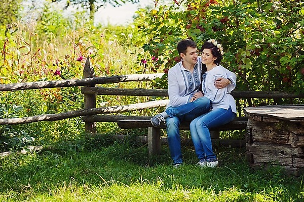 포토 JPG 해외이미지 백인 전통 라이프스타일 커플 옷 여자 남자 행복 2 벤치 데이트 장난 관계 함께함 사랑 사람 앉기 성인 야외 두명 초록색 마을 화환 흰색 시골 잡기 날짜 유혹 우크라이나 스타일 해외202004 해외포토 서양인 꽃 감정 유럽 컬러 컨셉 의자 모션 생활 파일형식 이미지허브