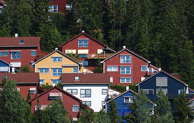 포토 JPG 해외이미지 나무 건축양식 창문 자연 주택 노르웨이 경사 사람없음 목재 빨간색 초록색 파란색 컬러풀 노란색 마을 흰색 소나무 숲 빌라 언덕 지역 스칸디나비아 해외202004 해외포토 식물 건축 유럽 컬러 재료 건물 생태계 파일형식 이미지허브