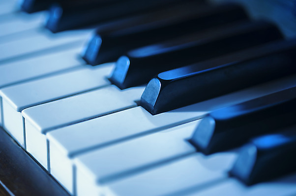 포토 JPG 해외이미지 음악 놀이 열쇠 사람없음 빛 검은색 쪽지 화목 소리 콘서트 공연 듣기 골동품 흰색 기구 키보드 플랫 볼륨 재즈 멜로디 뮤지컬 블루스 실행 인기 작곡가 해외202004 해외포토 컬러 컨셉 모션 문화예술 이벤트 음악가 파일형식 이미지허브