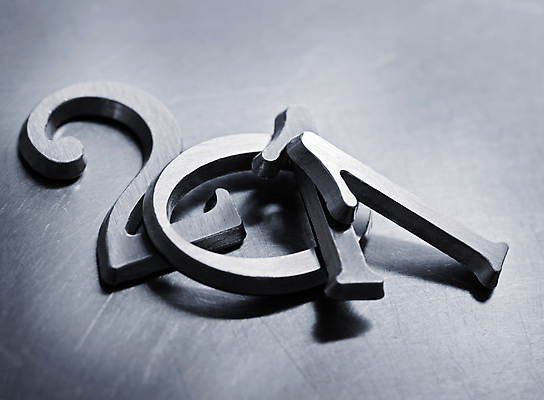 포토 JPG 해외이미지 1 조각 2 새해 사람없음 숫자 금속 편지 연도 오브젝트 흙더미 구식 정물화 해외202004 해외포토 문자 재질 흙 그림 파일형식 더미 이미지허브