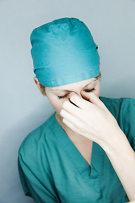 포토 JPG 해외이미지 스튜디오촬영 백인 캐릭터 여자 얼굴 유니폼 캐나다 청소년 회색배경 스트레스 표정 피곤 한명 사람 20대 성인 30대 머리 고통 간호사 의사 흰색 흰배경 두통 문제 돌봄 해외202004 해외포토 서양인 1 옷 감정 컬러 백그라운드 컨셉 북아메리카 모션 실내 청년 신체부위 장년 회색 의료진 질병 파일형식 이미지허브