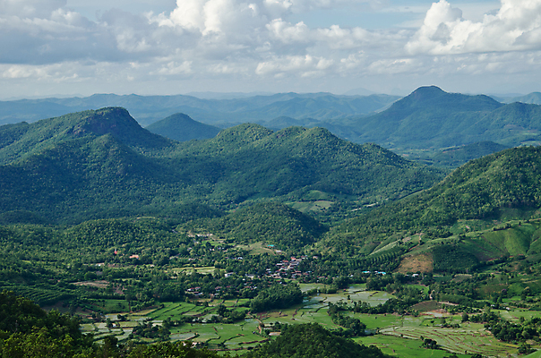 포토 JPG 해외이미지 구름 계절 백그라운드 밭 자연 하늘 날씨 산 주택 풍경 사람없음 초록색 여름 파란색 환경 맑음 봄 흰색 시골 땅 언덕 장면 내추럴 수평선 해외202004 해외포토 자연요소 컬러 농업 건물 생태계 파일형식 이미지허브