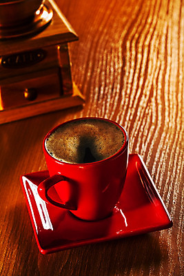 포토 JPG 해외이미지 전통 문화 커피 음료 음식 백그라운드 가정 콩 손잡이 사람없음 목재 컵 빨간색 빛 반사 갈색 어둠 기계 카페 장비 골동품 그룹 아침식사 널 굽기 컵받침 준비 복고 그라인더 카푸치노 에스프레소 구식 모카 옛날 카페인 전경 해외202004 해외포토 나무 식기 컬러 재료 곡류 풍경 상점 식사 구이 받침대 커피용품 파일형식 탑뷰 이미지허브