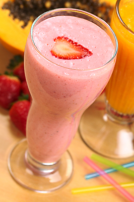 포토 JPG 해외이미지 열매 음료 음식 분홍색 조각 과일 유리 딸기 건강 사람없음 빨간색 세로 사진촬영 주스 우유 신선 고명 상쾌 날것 쉐이크 해외202004 해외포토 식물 감정 컬러 재질 유제품 촬영 파일형식 이미지허브