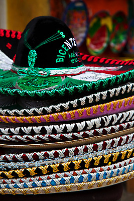 포토 JPG 해외이미지 옷 문화 여행 백그라운드 패턴 휴가 멕시코 사람없음 빨간색 초록색 파티 축제 미국 흰색 중앙아메리카 기념품 솜브레로 해외202004 해외포토 모자_잡화 컬러 북아메리카 무늬 아메리카 이벤트 전통의상 오브젝트 파일형식 이미지허브