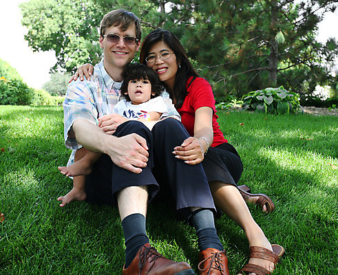 포토 JPG 해외이미지 나무 백인 행복 어린이 밭 가족 관계 태국 엄마 함께함 3 미소 앉기 동양인 잔디 야외 세명 여름 아기 아빠 다인종 걸음마 스칸디나비아 혼혈 해외202004 해외포토 서양인 식물 계절 감정 아시아 컨셉 농업 모션 표정 사람 인종 다문화 파일형식 이미지허브