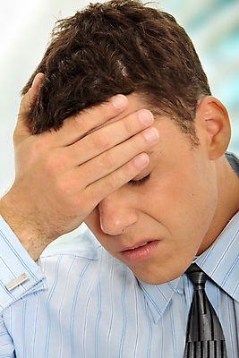 포토 JPG 해외이미지 백인 직업 손 남자 감정 얼굴 컨셉 셔츠 비즈니스 넥타이 스트레스 피곤 한명 사람 성인 머리 고통 슬픔 표현 잡기 업무 비즈니스맨 좌절 걱정 두통 문제 경영 우울증 혼란 카피스페이스 해외202004 해외포토 서양인 1 잡화 상의 모션 신체부위 공백 작업 직장인 질병 파일형식 이미지허브