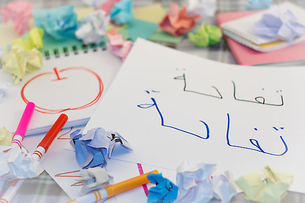 포토 JPG 해외이미지 학생 라이프스타일 교육 종이 어린이 백그라운드 텍스트 교실 학교 놀이 수업 사람없음 단어 스터디 컬러풀 연필 펜 카펫 유치원 회색 가르침 닫기 사과 편지 연습 책상 그림 아랍어 해외202004 해외포토 문자 컬러 가구 과일 모션 학용품 사람 생활 학습 필기구 파일형식 이미지허브