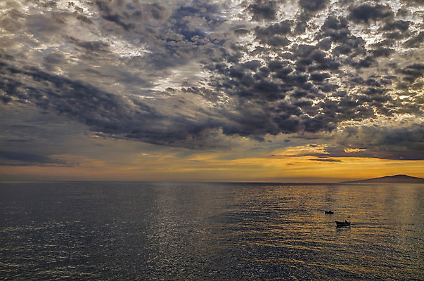 포토 JPG 해외이미지 구름 유럽 파도 오렌지 자연 하늘 낚시 날씨 그림자 풍경 사람없음 물 빛 컬러풀 태양 어둠 일몰 흐름 보트 스페인 벌레 작음 대서양 광 수평선 해외202004 해외포토 자연요소 나라 바다 컬러 곤충 컨셉 배_교통 과일 레저 노을 크기 생태계 파일형식 이미지허브