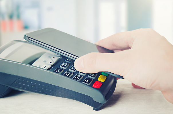 포토 JPG 해외이미지 손 파도 이동 컨셉 돈 밭 비즈니스 통신 모바일 미래 사람 사람없음 금융 스마트폰 핸드폰 판매 상점 디지털 거래 신용카드 지갑 구매 무선전화기 스마트 상업 결제 시스템 통과 전송 쉬운 체크아웃 터미널 해외202004 해외포토 바다 농업 신체부위 경제 전자제품 스마트기기 쇼핑 재산 전화기 파일형식 이미지허브