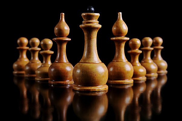 포토 JPG 해외이미지 생각 사람없음 목재 가로 검은색 게임 그룹 체스말 체스 왕 오브젝트 여왕 고립 지능 처음 해외202004 해외포토 나무 컬러 재료 놀이 말_게임 파일형식 이미지허브