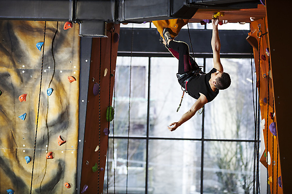 포토 JPG 해외이미지 전신 백인 남자 실내 매달리기 한명 성인 옆모습 잡기 인공암벽등반 클라이밍 성인남자한명만 해외202004 클라이밍선수 버티다 해외포토 서양인 1 뷰포인트 모션 운동선수 사람 내부 등반 암벽등반 남자한명만 성인남자만 파일형식 이미지허브