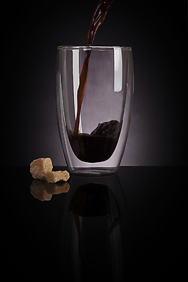 포토 JPG 해외이미지 스튜디오촬영 전통 커피 음료 백그라운드 컨셉 유리 검은배경 아침 요리 사람없음 세로 반사 갈색 검은색 거품 카페 흐름 신선 뜨거움 액체 붓기 맛 아침식사 설탕 상쾌 유기농 아로마 향 고립 양조 카페인 필터 해외202004 해외포토 주간 웰빙 감정 컬러 모션 재질 실내 상점 식사 파일형식 이미지허브