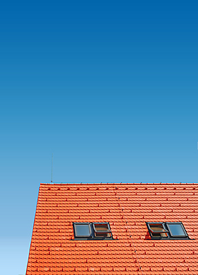 포토 JPG 해외이미지 외관 백그라운드 건축양식 창문 하늘 지붕 새로움 주택 굴뚝 사람없음 건물 가로 빨간색 파란색 노란색 오픈 정상 타일 묘사 천창 해외202004 해외포토 건축물 건축 컬러 컨셉 파일형식 이미지허브