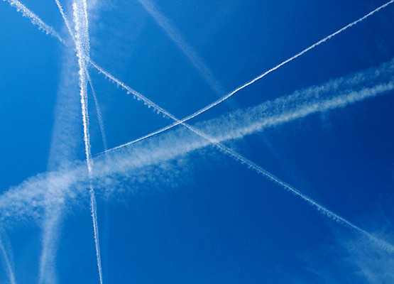 포토 JPG 해외이미지 구름 선 여행 백그라운드 날개 자국 모션 자연 하늘 날씨 추상 비행기 사람없음 야외 여름 파란색 빛 햇빛 태양 우주 맑음 줄무늬 흰색 분위기 속도 장면 제트기 천국 솜털 다리찢기 대각선 대패 무료 선로 자취 해외202004 해외포토 자연요소 계절 컬러 컨셉 무늬 항공교통 대중교통 생태계 파일형식 이미지허브