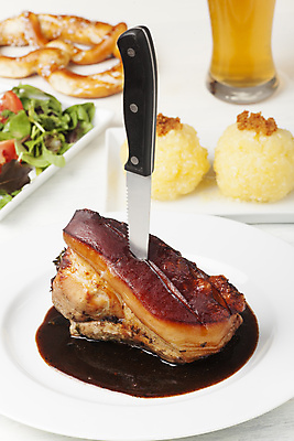 포토 JPG 해외이미지 전통 접시 음식 백그라운드 부분 유리 뼈 감자 맥주 육류 돼지고기 요리 사람없음 식사 저녁식사 샐러드 소고기 튀김 시골 칼 그릴 굽기 어깨 서빙 점심식사 섞기 옥토버페스트 브레첼 바이에른사람 해외202004 해외포토 식기 채소 식재료 재질 주방용품 디저트 주류 신체부위 구이 파일형식 이미지허브