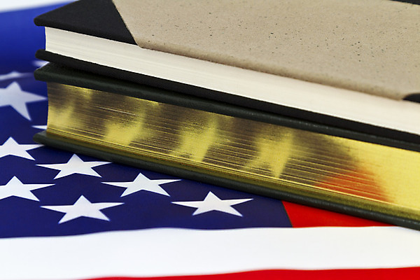 포토 JPG 해외이미지 교육 별 성공 사람없음 책 빨간색 파란색 검은색 자료 줄무늬 정보 흰색 깃발 역사 황금 가장자리 잡지 대표 소중 페이지 정부 고등교육 해외202004 해외포토 자연요소 컬러 컨셉 무늬 간행물 둘레 파일형식 이미지허브