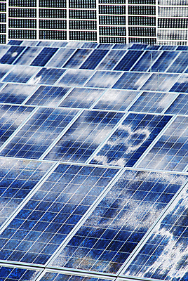 포토 JPG 해외이미지 주간 풍경 사람없음 야외 태양에너지 일렬 집열판 해외202004 해외포토 자연요소 그린에너지 파일형식 이미지허브