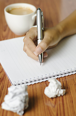 포토 JPG 해외이미지 손 커피 실내 신체부위 펜 공책 기록 잡기 소프트포커스 종이뭉치 해외202004 해외포토 종이 음료 모션 문구용품 촬영기법 사람 내부 필기구 뭉치 파일형식 이미지허브