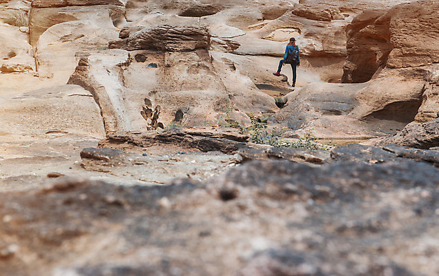 포토 JPG 해외이미지 구름 라이프스타일 응시 행복 여행 포즈 신발 컨셉 신체 비즈니스 배낭 자연 하늘 성공 휴가 한명 서기 사람 풍경 야외 유행 힘 침묵 활발 기쁨 자유 청바지 오픈 순수 흥분 상승 노력 천국 곤란 생존 해외202004 해외포토 자연요소 1 시선 감정 가방 바지 모션 생활 소리 생태계 파일형식 이미지허브